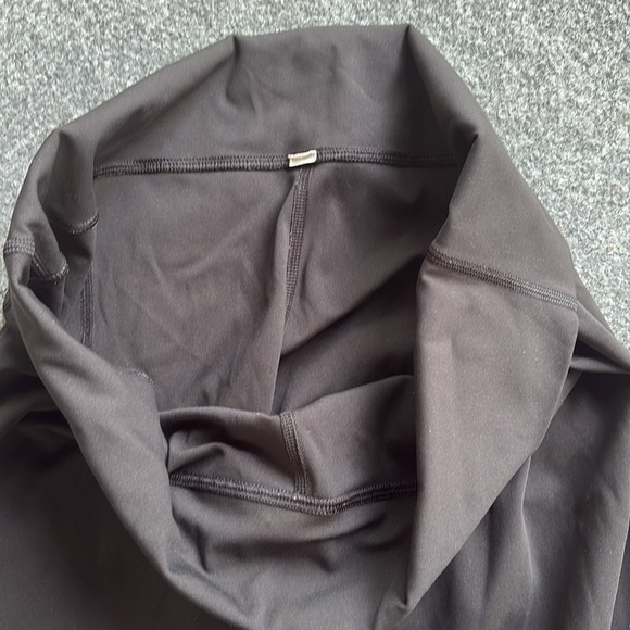 Lululemon and Soul Cycle Collab - Black Athletic Cropped Leggings with Logo - Picture 4 of 9